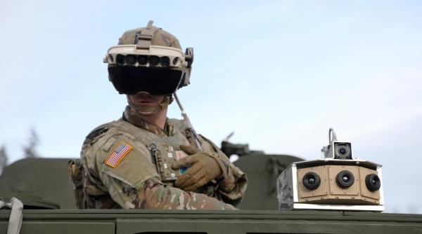Ochelari de realitate augmentată pentru militari. Contract masiv al Microsoft cu US Army