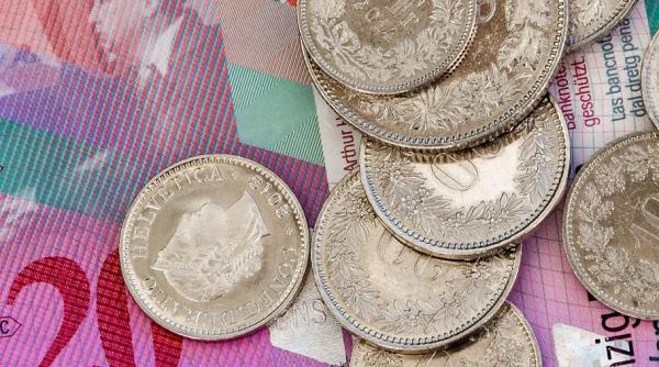 Francul elvețian coboară sub paritatea cu euro. Ce înseamnă acest lucru