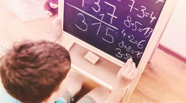 Raiffeisen Bank acordă finanţări nerambursabile pentru proiecte de educaţie