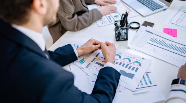 Riscul pe piaţa de capital din România rămâne ridicat, avertizează specialiştii