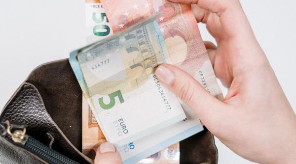 Euro plonjează sub 1,01 dolari și se apropie de paritate