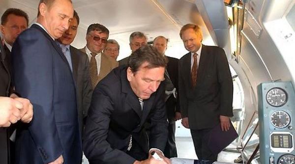 Gerhard Schröder spune că nu va renunţa la dialogul cu Vladimir Putin