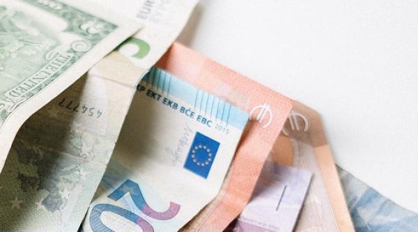 Euro valorează mai puţin de un dolar, pentru prima dată după 2002