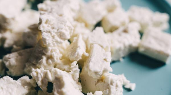 Justiția europeană a interzis Danemarcei să comercializeze brânză feta