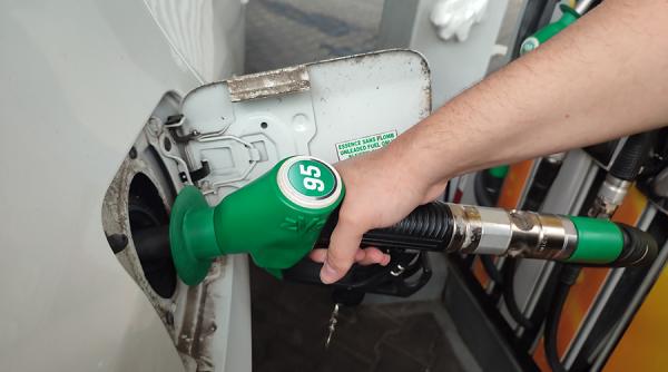 Prețul benzinei a scăzut sub 8 lei pe litru la pompă