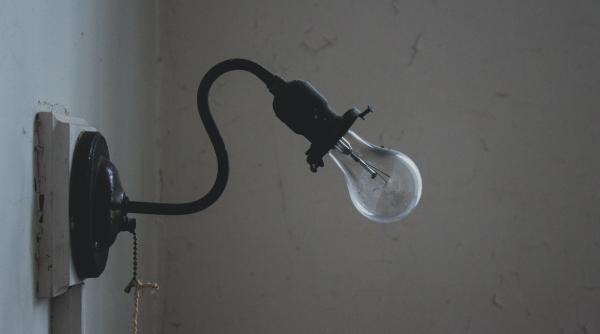 Românii își raționalizează consumul la electricitate