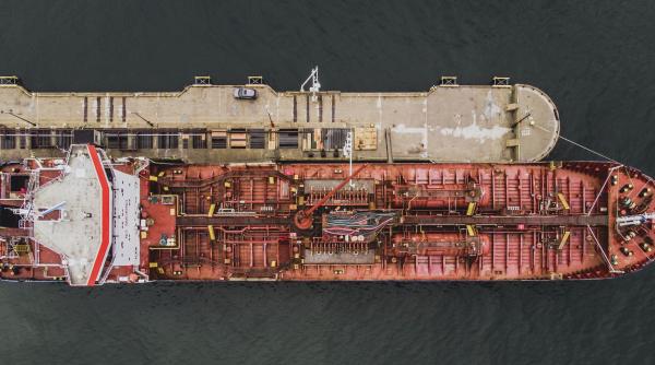 Armatorii greci se grăbesc să transporte petrolul rusesc