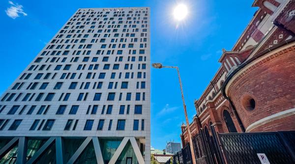 După 10 ani de tergiversări, Cathedral Plaza se demolează