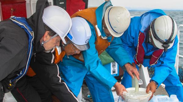 Japonezii deversează apa contaminată de la Fukushima în ocean