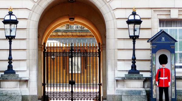 Palatul Buckingham, îndemnat să fie deschis tot anul după ce un expert a criticat costurile "absurde" de renovare