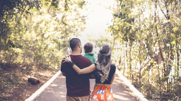 Noi reguli şi drepturi privind concediul pentru creşterea copilului, concediul de paternitate şi cel de îngrijitor