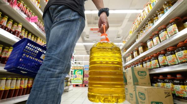 Uleiul de floarea soarelui, un lux. Cât va ajunge să coste un litru