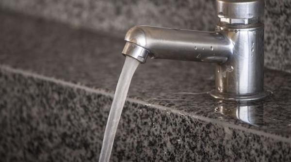 S-a scumpit şi apa de la robinet. Cât ne costă apa pe care o bem