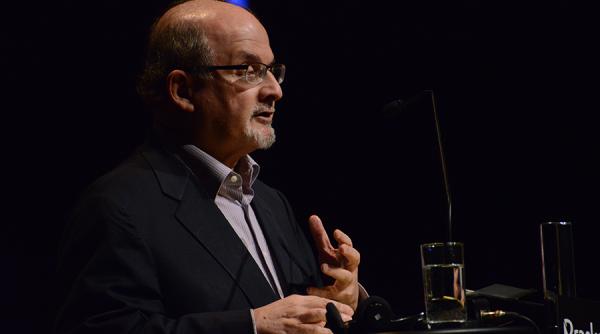 Salman Rushdie, autorul Versetelor satanice, înjunghiat de un agresor