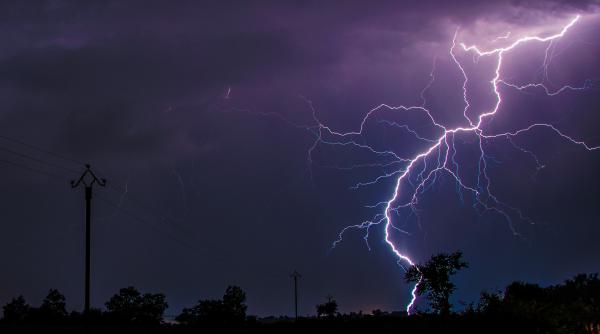 ANM anunță vreme SEVERĂ: Caniculă, furtuni și vijelii