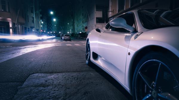 Garajul aeroportului din Helsinki s-a umplut de mașinile de lux ale rușilor