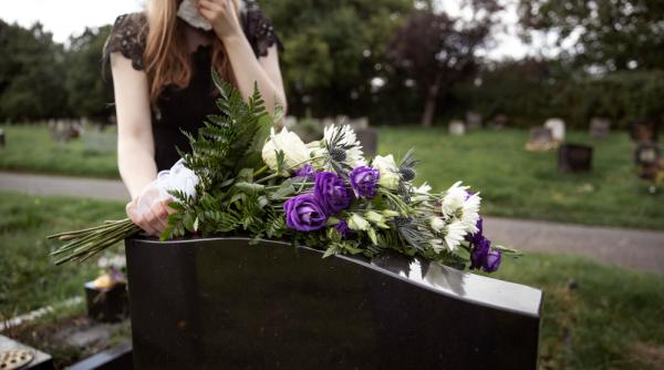 Ajutorul de deces și ajutorul de înmormântare. Cine le acordă și care sunt diferențele