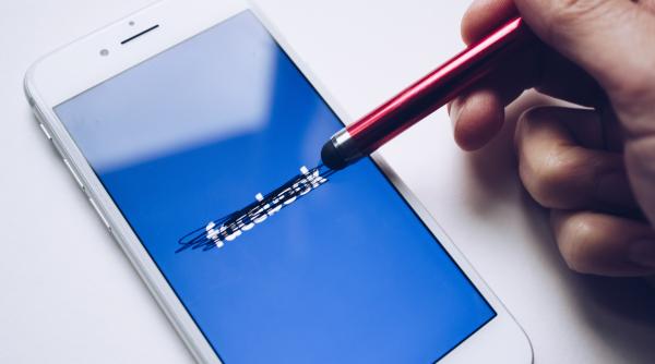 Cambridge Analytica. Facebook a încheiat un acord de principiu în proces