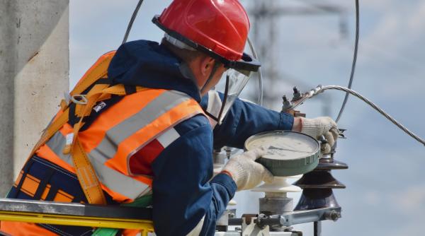 Producătorii, traderii şi furnizorii de energie electrică vor contribui la Fondul de Tranziţie Energetică