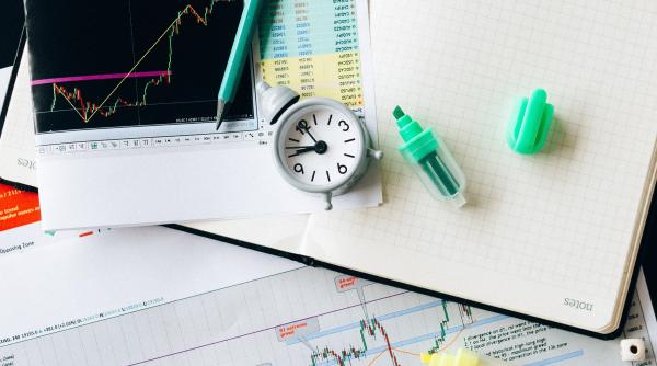 Credite bancare. Adrian Negrescu: Din păcate, plătim prima de risc a României