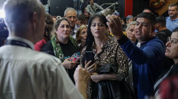 Şedinţă la Guvern despre situaţia românilor blocaţi pe aeroporturi după oprirea zborurilor Blue Air