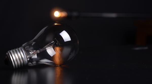 Ministerele, obligate să prezinte, în două săptămâni, planuri pentru reducerea risipei de energie