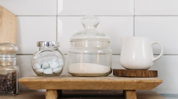 Prețul materiilor prime: Aurul s-a prăbușit, cuprul a scăzut, zahărul s-a ieftinit