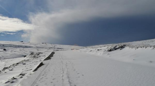 Iarnă în septembrie: Lapoviţă şi ninsoare pe Transalpina VIDEO