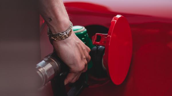 Benzina s-a scumpit cu 20% de la începutul anului, iar motorina, cu 37%