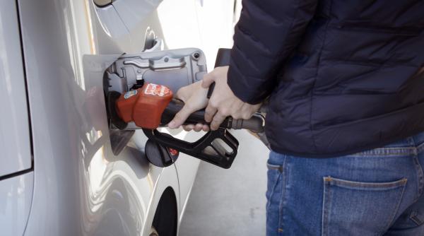 Aproape incredibil. Carburanţii, tot mai ieftini. Cât costă litrul de benzină și motorină