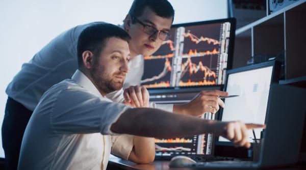 Curs valutar. Dolarul rămâne sub 5 lei și se întărește în continuare față de euro