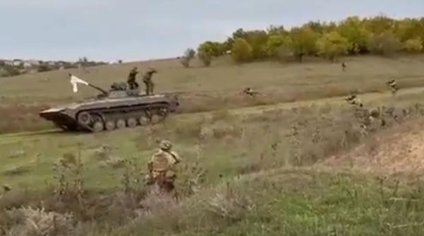 Imagini uluitoare. Militari ruși se predau în Herson cu tot cu echipamente VIDEO