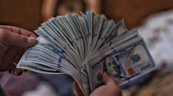 Dolarul își continuă cursa nebună