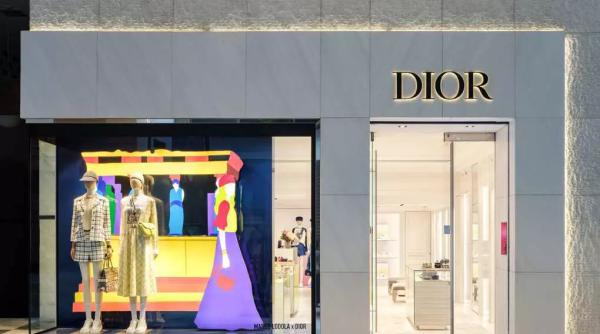 Piața luxului, imună la recesiune. Vânzările Dior și Mercedes înfloresc