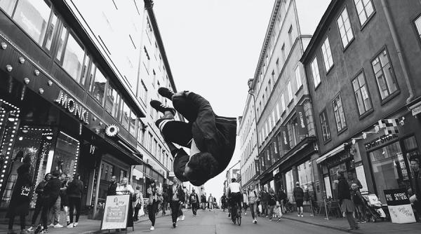 Tineri practicanți de parkour sting noaptea reclamele din Paris VIDEO