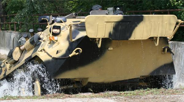 România ar putea produce transportoare blindate cu americanii