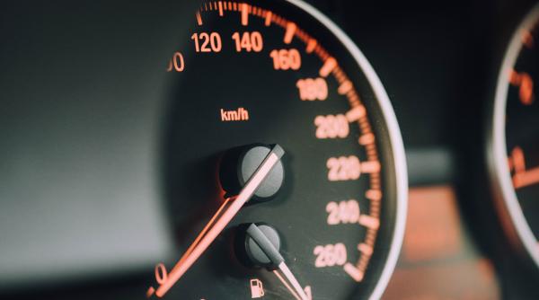 Rușii spun adio mașinilor noi și cumpără hârburi. Industria lor auto este la pământ