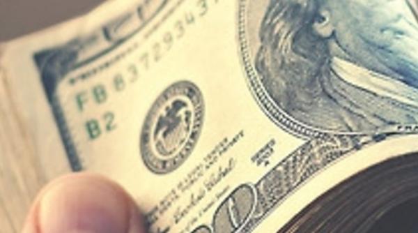 Dolarul, în pragul celei mai dureroase prăbușiri începând din 2015