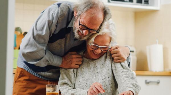 O primărie din România oferă pensionarilor tichete de Crăciun de 1000 de lei 