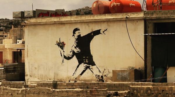 Banksy cere fanilor sabotarea mărcii Guess