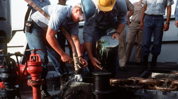 OPEC majorează producția de petrol, înaintea intrării în vigoare a unui nou embargou