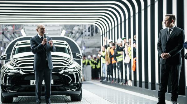 Elon Musk a pierdut 100 de miliarde $ iar Tesla se prăbușește