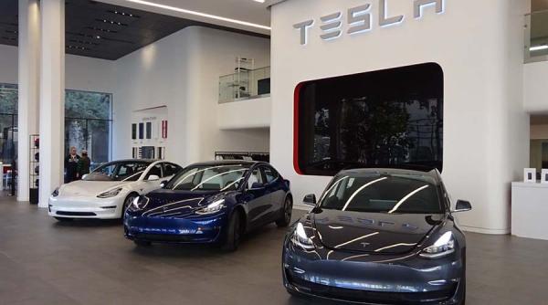 Tesla recheamă zeci de mii de autoturisme