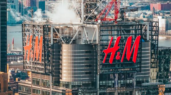 Valul de concedieri a ajuns la H&M. Sute de posturi vor fi desființate