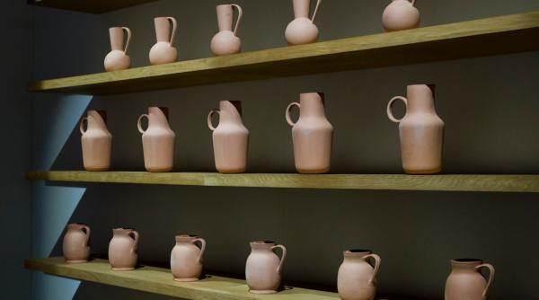 O companie americană reciclează gaze în produse uzuale: de la sticle, la rochii 