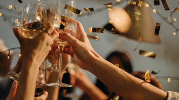 Românii știu ce vor turna în pahare de sărbători! Pe primul loc nu este vinul