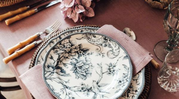 Farfurii de porțelan în vagoanele-restaurant, pentru a combate risipa