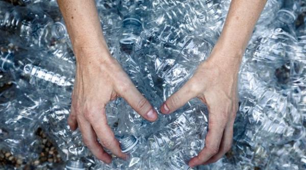 STUDIU: Majoritatea consumatorilor globali susţine interzicerea tipurilor de plastic ce nu pot fi reciclate uşor 