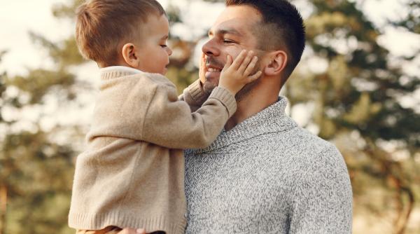 "Luna tatălui" se dublează. Ce se întâmplă cu indemnizația pentru creșterea copilului