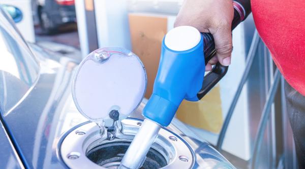 Ieftiniri-record la carburanți! Cât costă astăzi un litru de benzină și de motorină